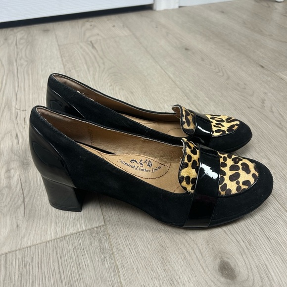 Sofft Shoe Black and Tan Parkdale High Heels - Picture 2 of 6